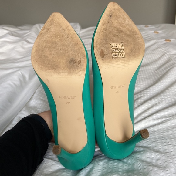 Sea foam green Nine West heels - Picture 3 of 4